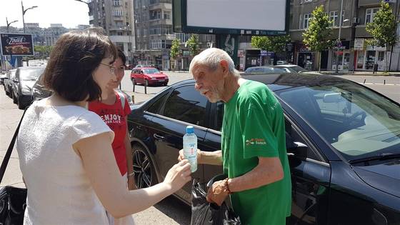 Un strop de apă vie/Limonadă pe stradă (2019) – fotografia 2