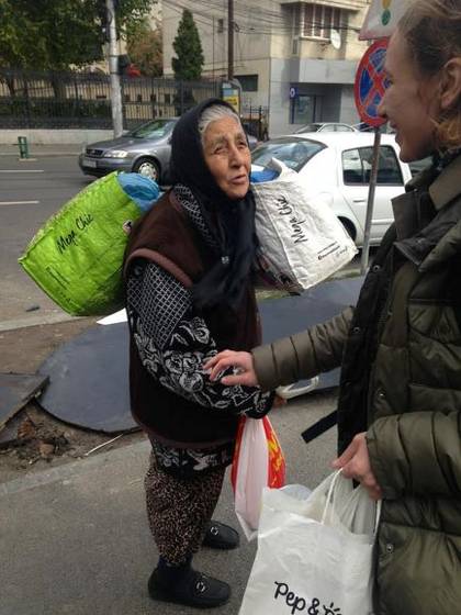 Acțiune caritabilă pe străzile Bucureștiului în cadrul turului pietonal organizat (2017) – fotografia 5