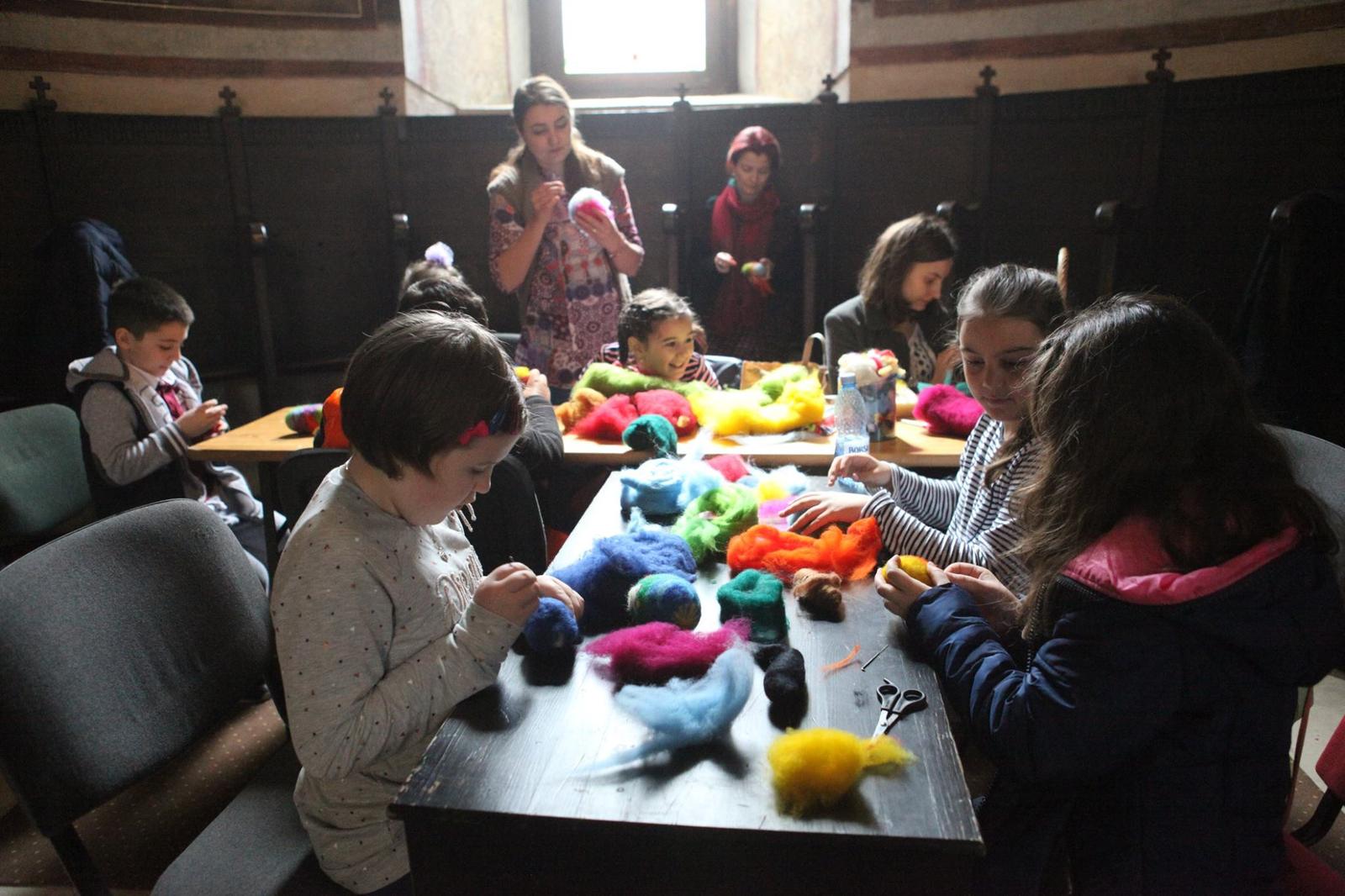 Atelier de Paști – lânărit, facilitator: Raluca Olariu, educator (2018)