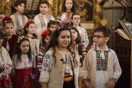 Corul „Clopoțeii Veseli” au deschis târgul caritabil de mărțișoare (2020) – fotografia 5