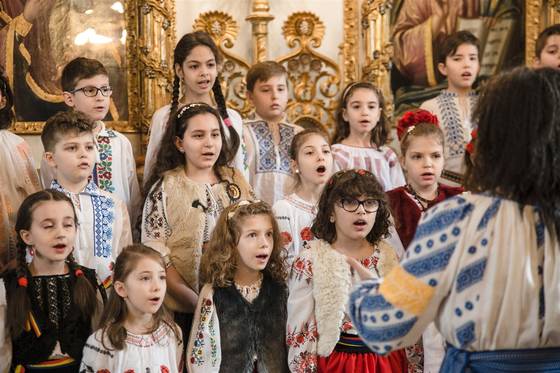 Corul „Clopoțeii Veseli” au deschis târgul caritabil de mărțișoare (2020) – fotografia 8