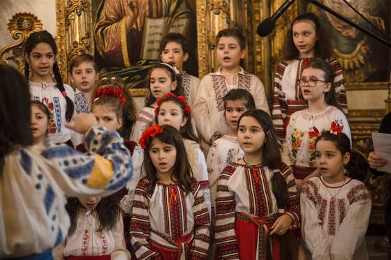 Corul „Clopoțeii Veseli” au deschis târgul caritabil de mărțișoare (2020) – fotografia 9