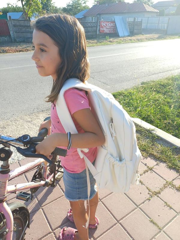 Ghiozdanele bucuriei la Poenarii Burchii, județul Prahova – fotografia 1
